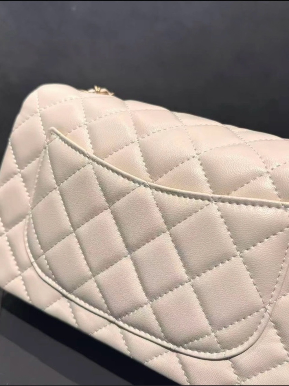 CHANEL Quilted Cream Lambskin Shoulder Bag with Gold Chain - Picture 7 of 7